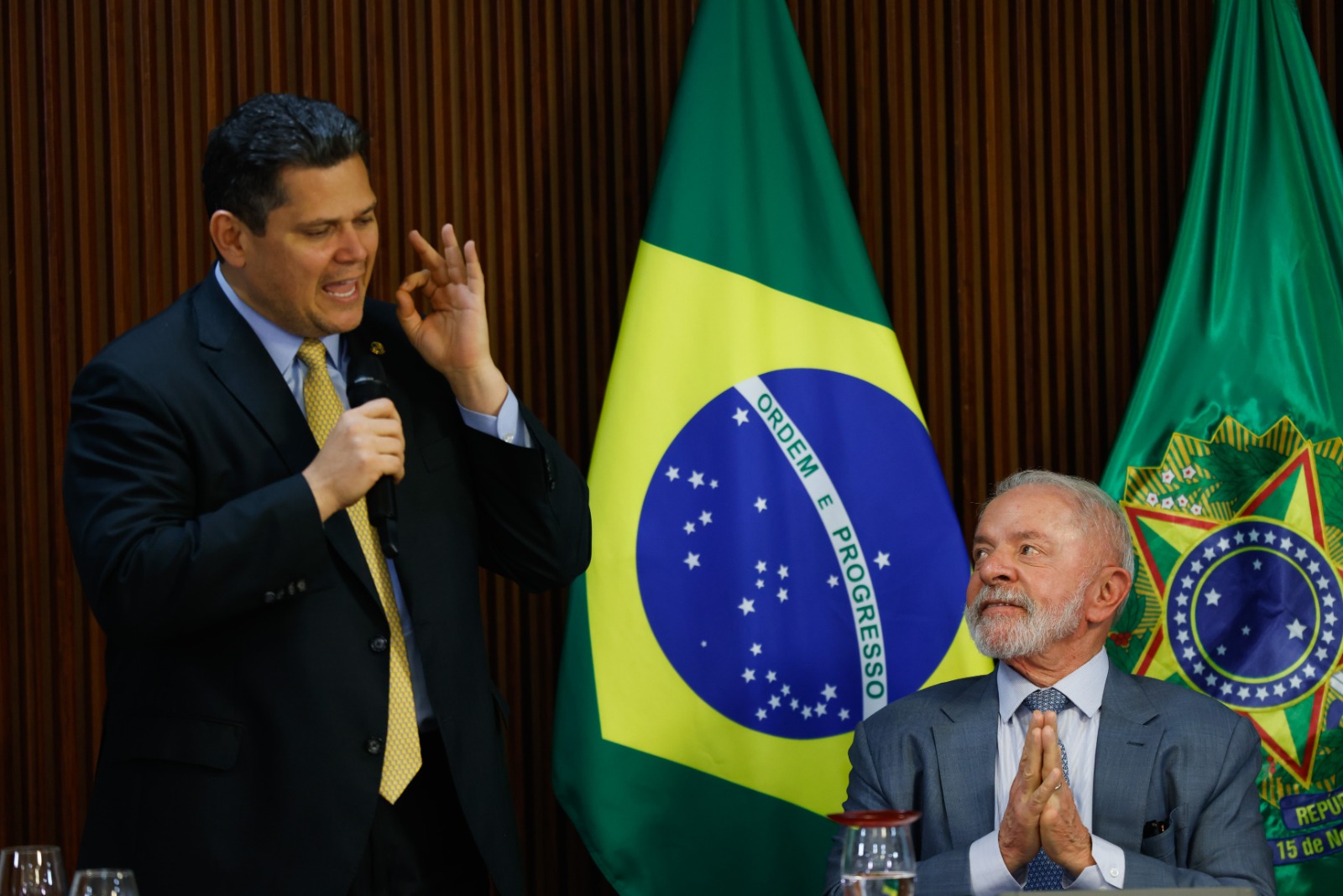 Lula se irrita com Centrão, dobra aposta em Messias para STF e fatura do Senado fica mais cara