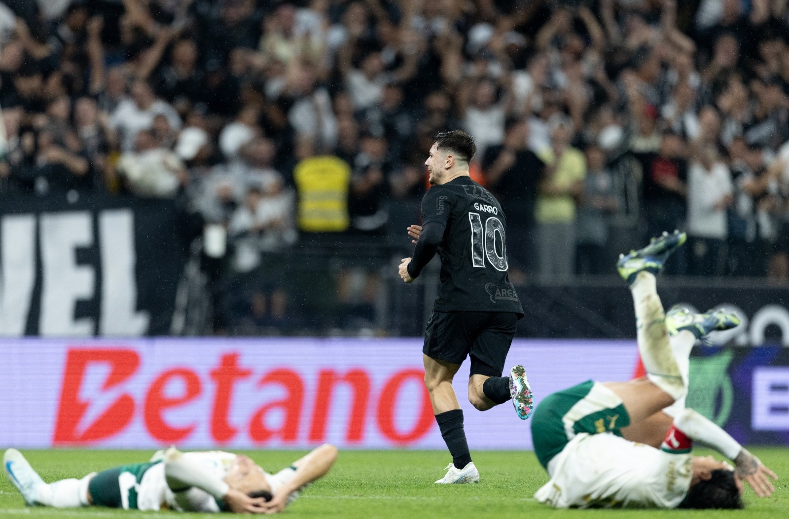 Corinthians bate Palmeiras no Derby e se afasta da zona de rebaixamento