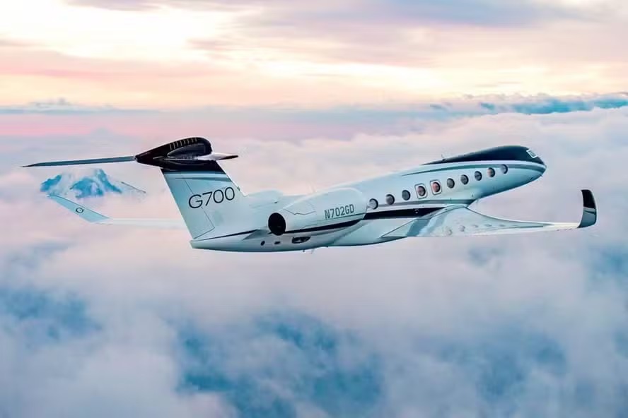 Jato de alto desempenho e modelo da frota de Elon Musk: como so as aeronaves de luxo que Vorcaro e namorada usavam no momento da priso do banqueiro?
