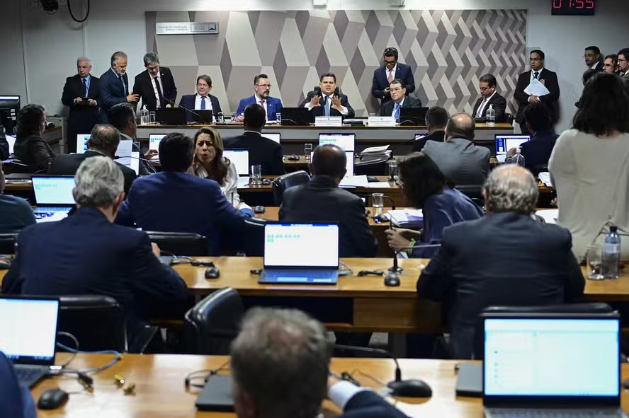 Fim da reeleio: CCJ do Senado aprova proposta que prev mandato de cinco anos para presidente, governador e prefeito