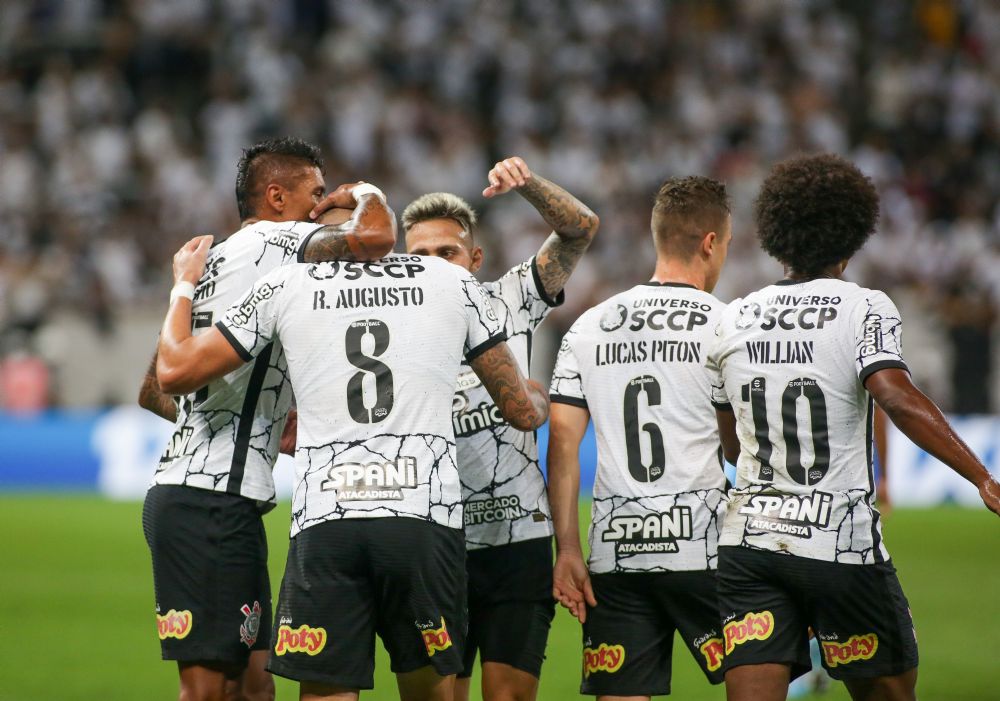 Corinthians goleia Ponte Preta na estreia de Vítor Pereira