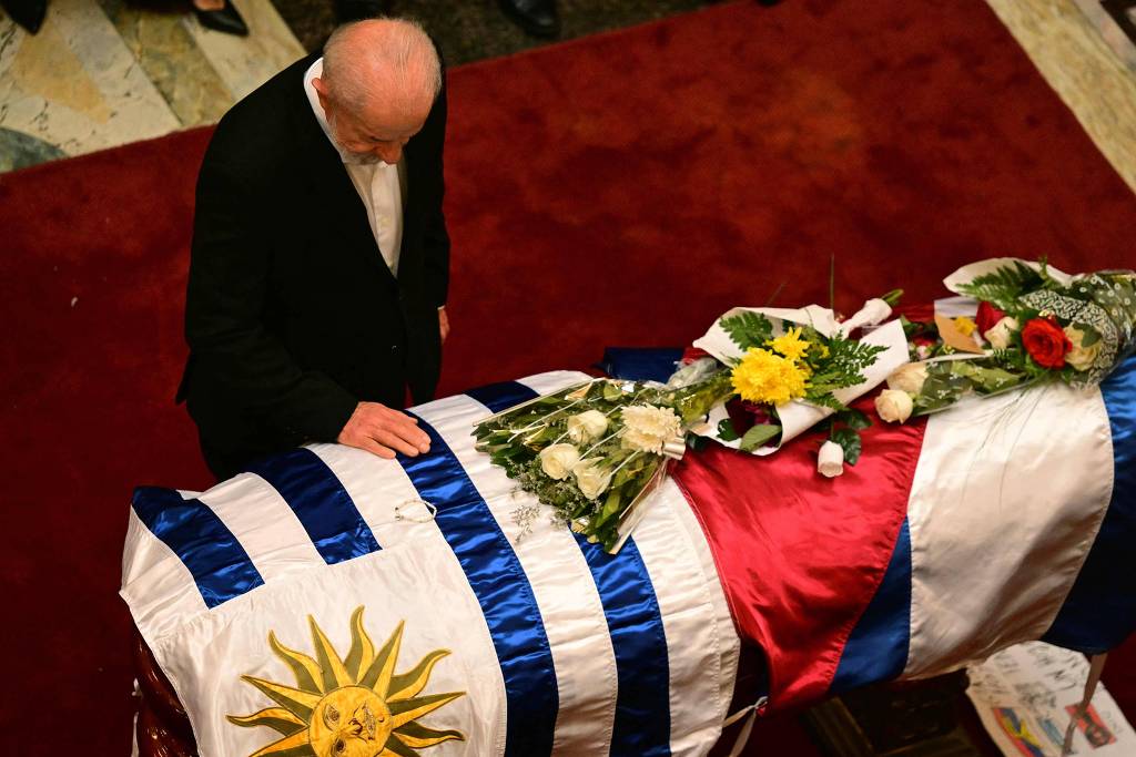 'Uma pessoa como Pepe Mujica no morre', diz Lula em funeral; veja vdeo