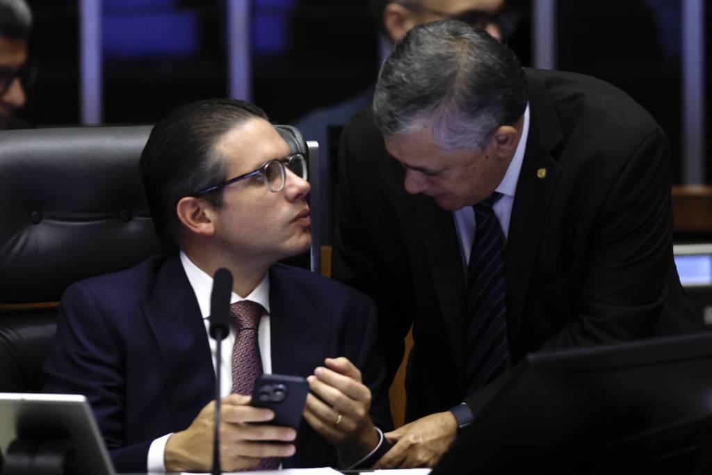 Câmara aprova pauta-bomba de R$ 30 bi para governo após derrota no IOF e veto de Lula a mais deputados
