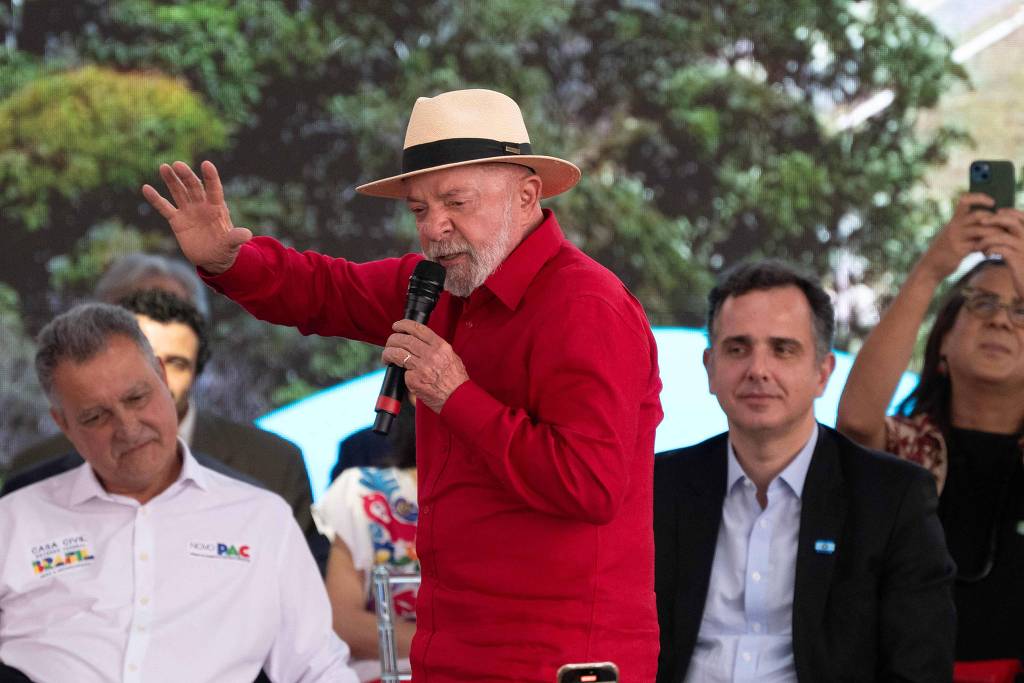 Lula diz que Tarcsio sem Bolsonaro no  nada e que governador faz o que ex-presidente quiser
