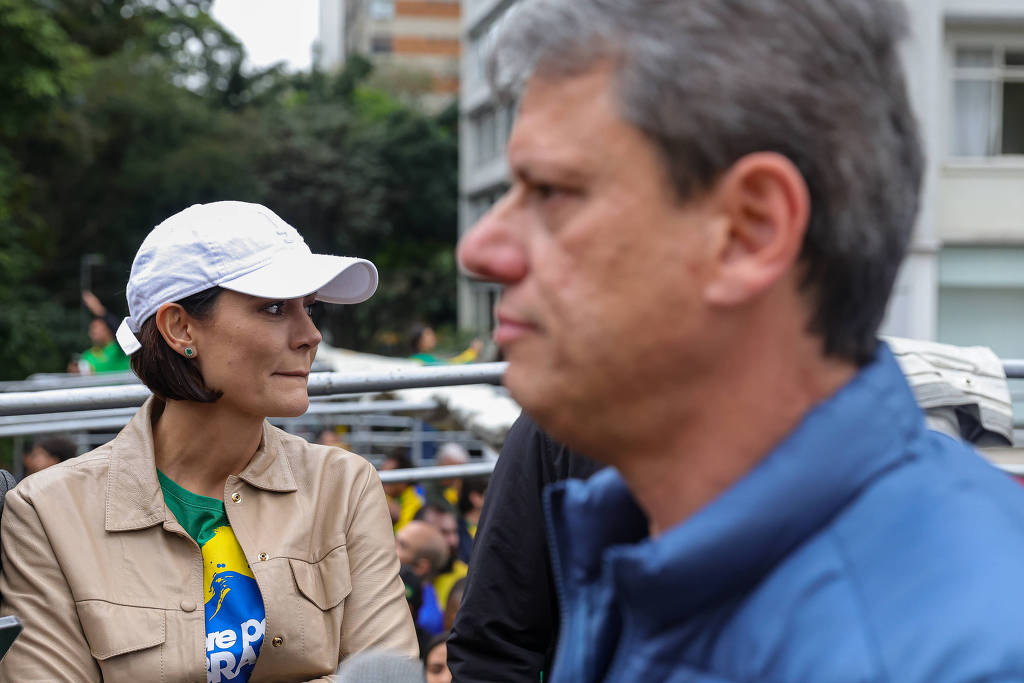 Aliados dizem que Bolsonaro deu aval a candidatura de Tarcsio, mas com Michelle de vice