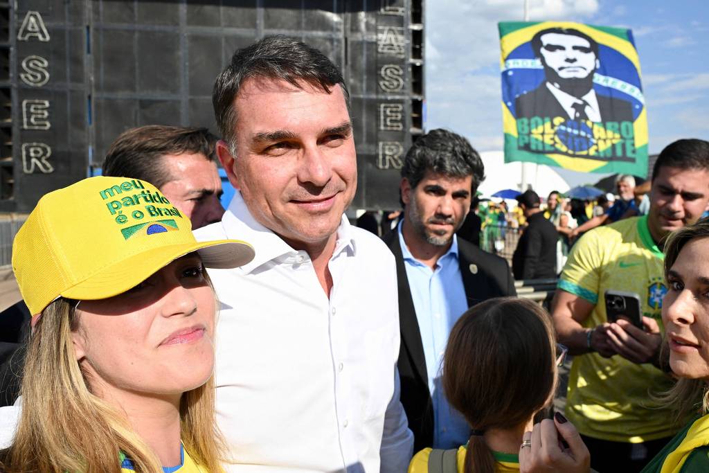 Flvio assume linha de frente de Bolsonaro em reta final no STF e cresce nas apostas para 2026