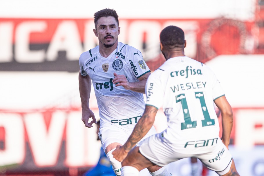 Palmeiras vence e se isola na liderana do Brasileiro