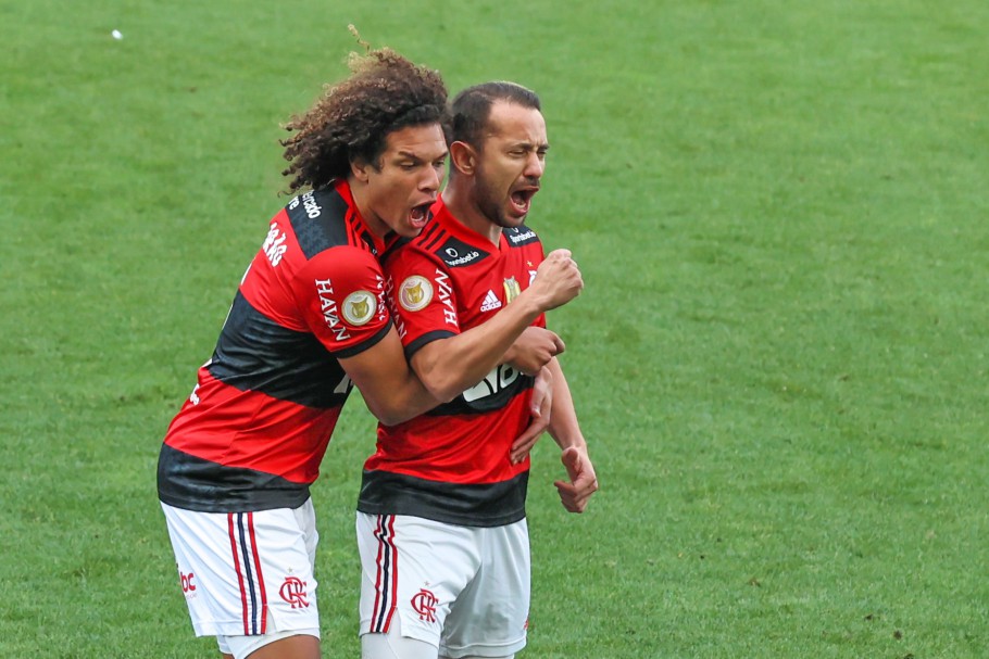 Flamengo derrota o Corinthians e encosta no G4