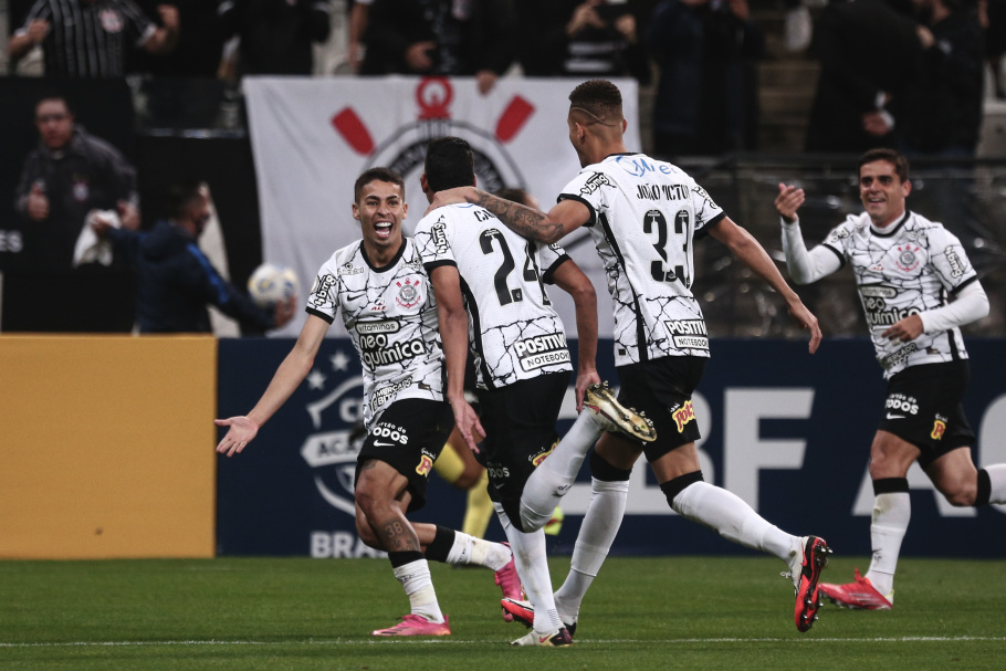 Corinthians vence Bahia e entra para o G4 do Brasileiro