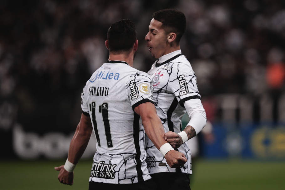 Corinthians vence e Santos empata no Brasileiro