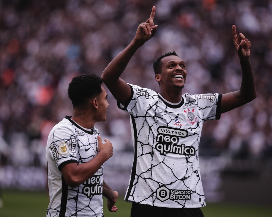 Corinthians derrota Santos e chega ao G4 do Brasileiro