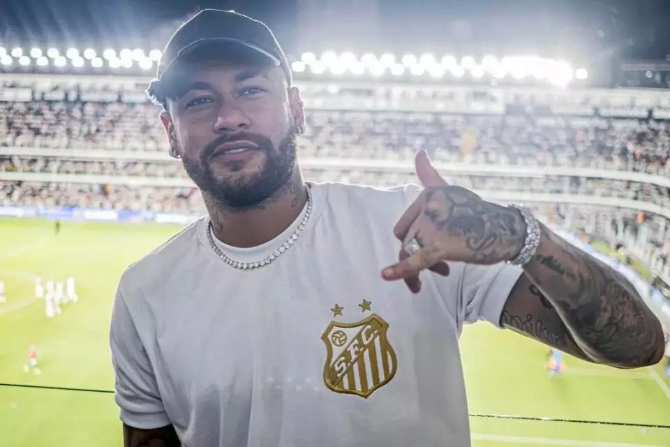 Neymar est de volta ao Santos e desembarca hoje no Brasil