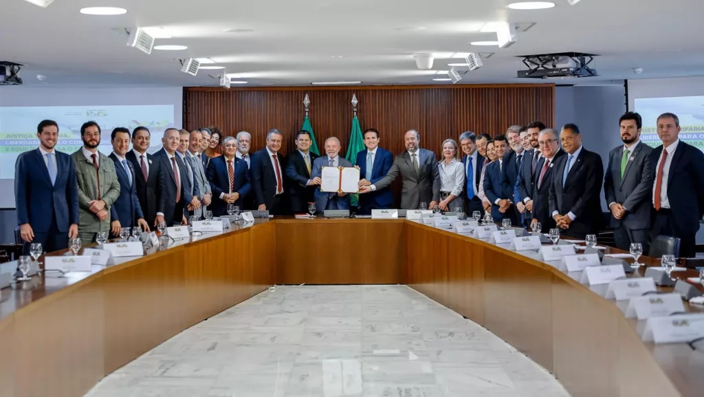 Ao lado de Alcolumbre e Motta, Lula assina MP da reforma do setor eltrico