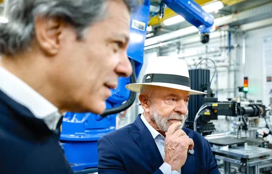 Haddad est� pensando em dar um salto mais alto e n�o posso dizer para qu�, afirma Lula