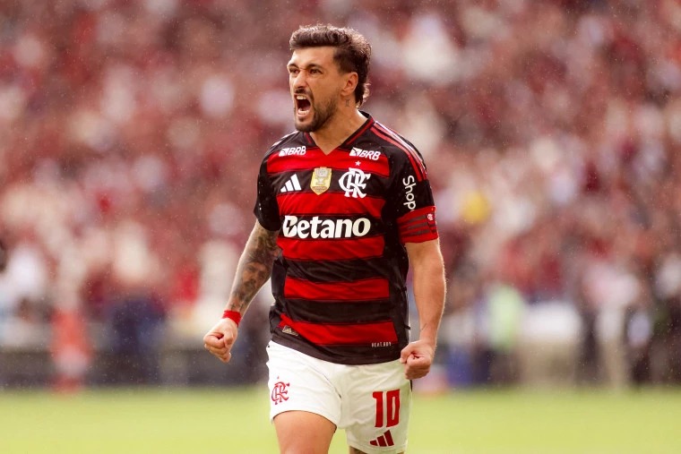 Flamengo leva a melhor em duelo com o Palmeiras e embola disputa do Brasileiro
