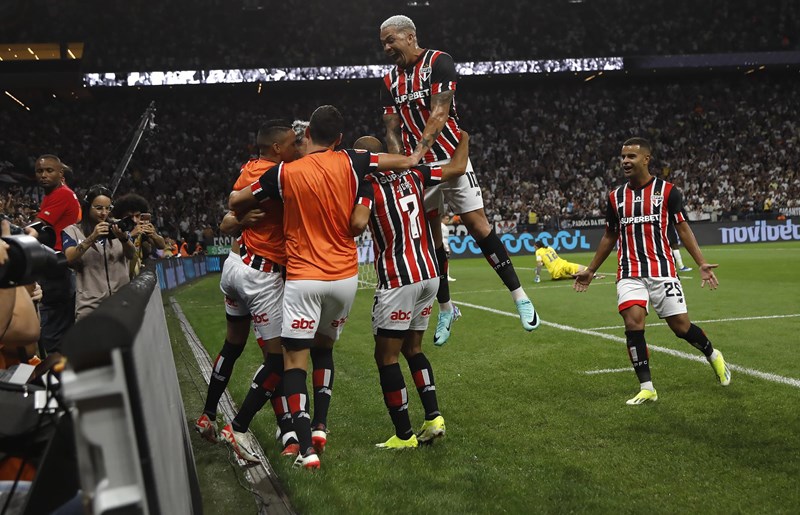 Fim do tabu: São Paulo bate Corinthians e segue embalado para a Supercopa