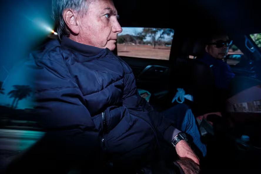 PF encontra pen drive escondido em banheiro da casa de Bolsonaro e petio de rede social contra Moraes
