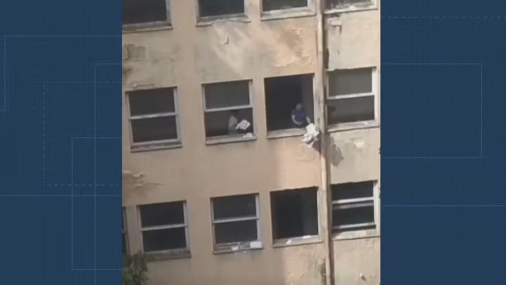 Documentos do antigo IML s�o jogados pela janela na Lapa; pr�dio guarda registros da ditadura militar