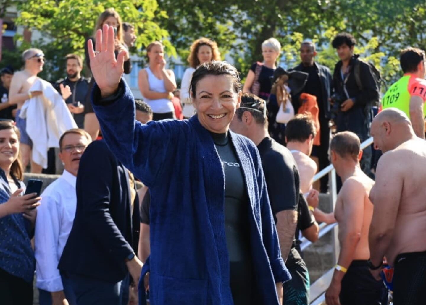 Prefeita de Paris Anne Hidalgo mergulha no rio Sena s vsperas dos Jogos Olmpicos