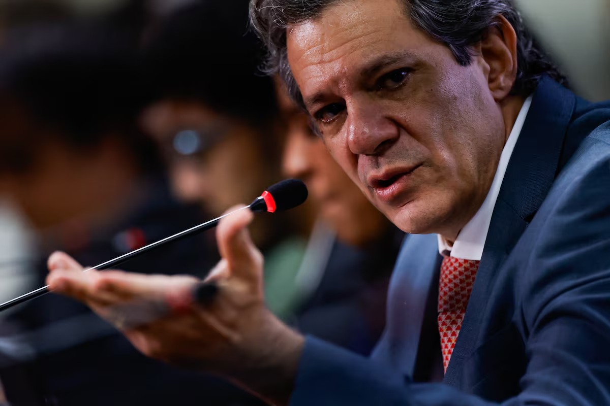 Haddad diz que est� conversando com Lula sobre elei��es: 'Vamos ver quem convence quem'