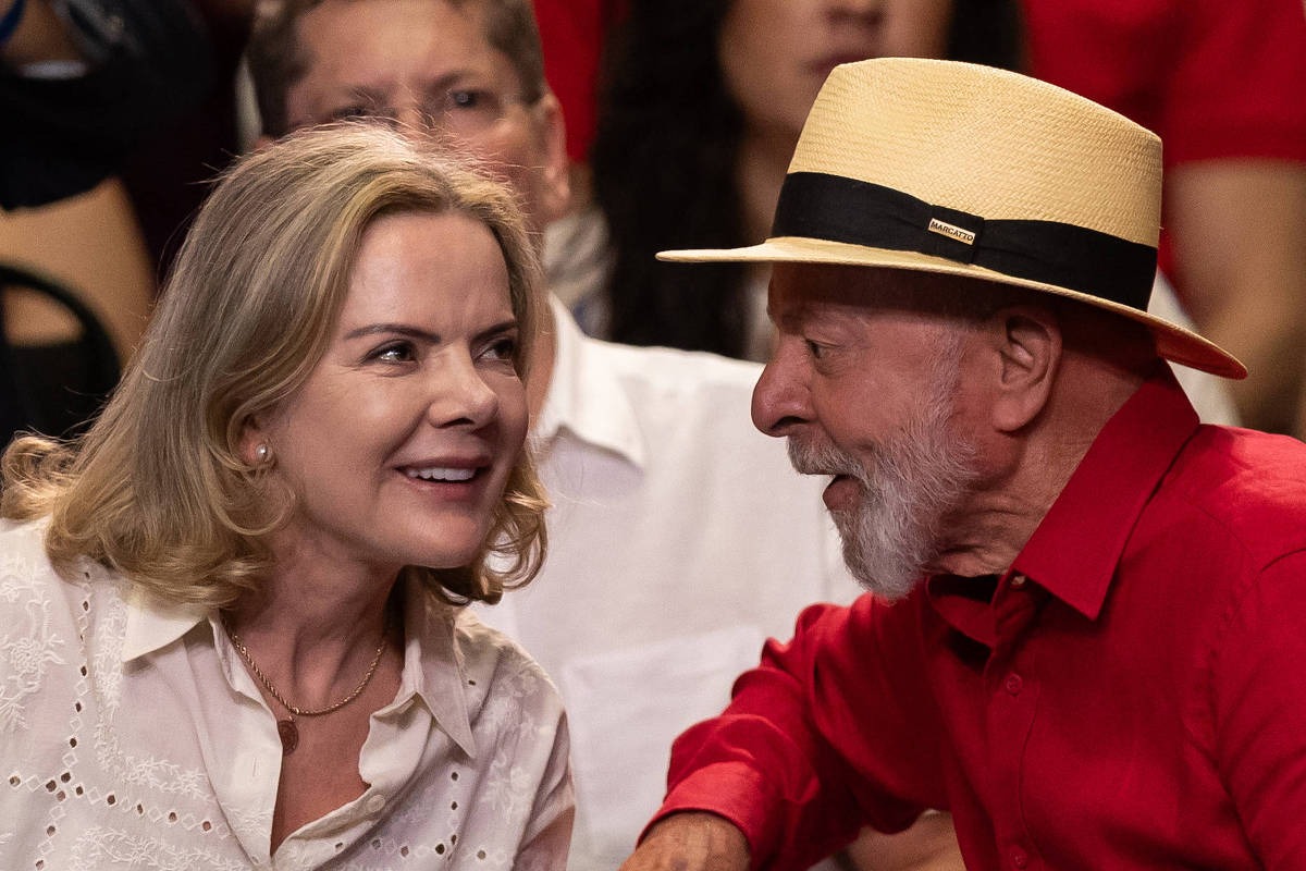 Lula coloca Gleisi Hoffmann, presidente do PT, na articulao do governo