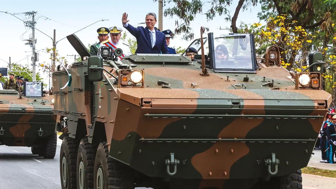 Com sinais  base bolsonarista, Tarcsio esquenta guerra da sucesso na direita