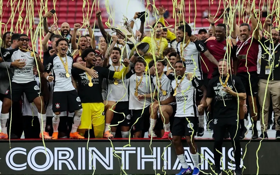 Corinthians ignora estreia de Paquetá, vence o Flamengo e é campeão da Supercopa Rei