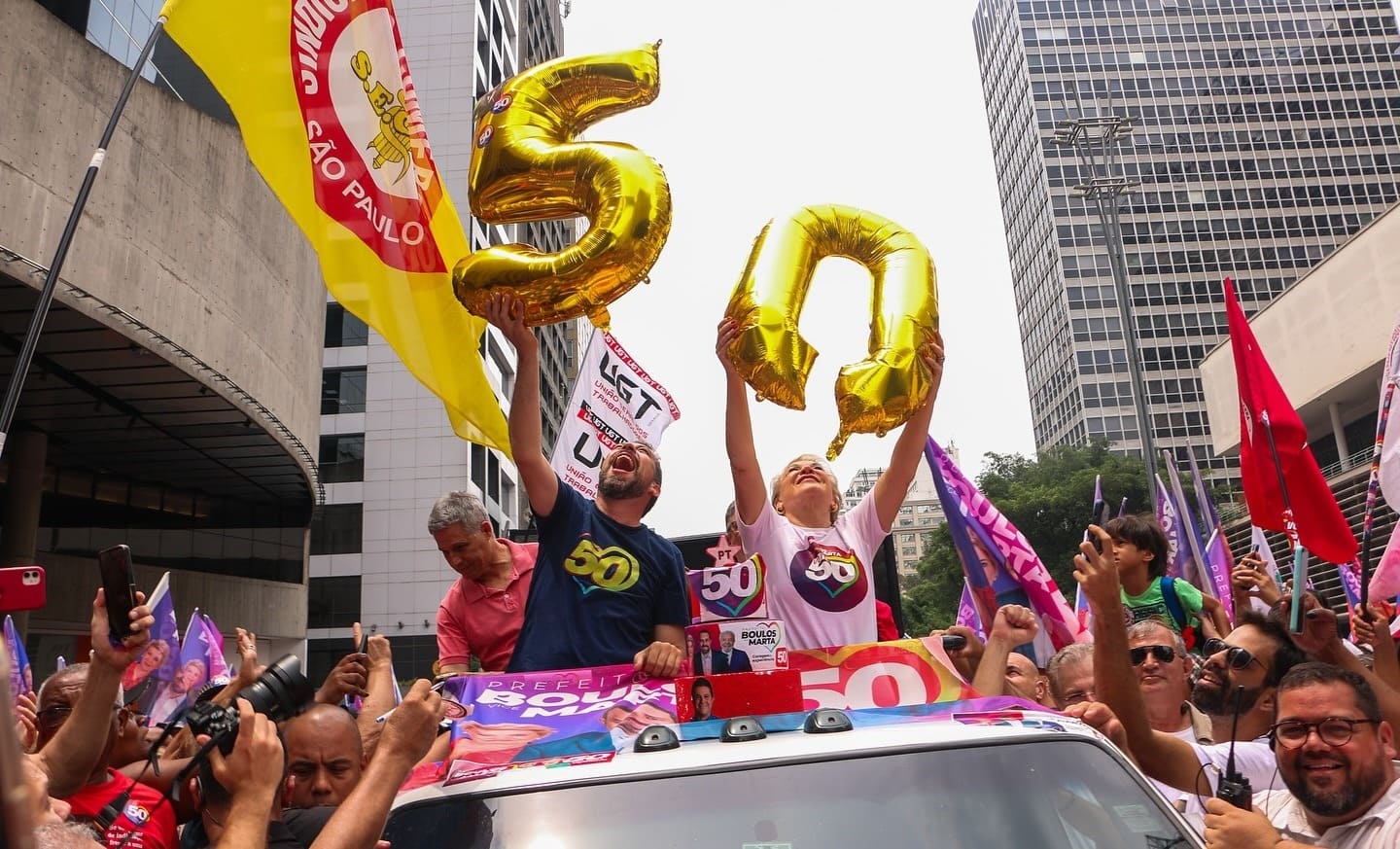 Caminhada da Vitria com Boulos e Marta rene milhares de pessoas na av. Paulista