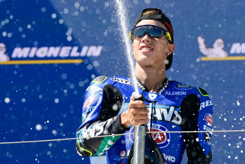 Diogo Moreira é campeão da Moto2 2025 e faz história para o motociclismo brasileiro