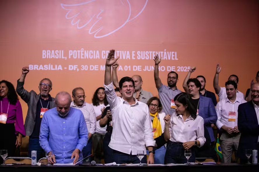 Com presena de Lula e Motta, PSB oficializa Joo Campos na presidncia nacional do partido