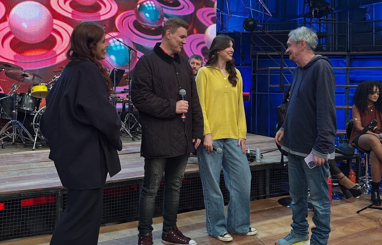 Joo Suplicy e as filhas Maria Luiza e Laura participam de homenagem no programa Altas Horas