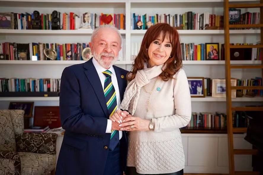 'Acredito na inocncia de Cristina', diz Lula aps visitar ex-presidente argentina em apartamento onde ela cumpre priso domiciliar