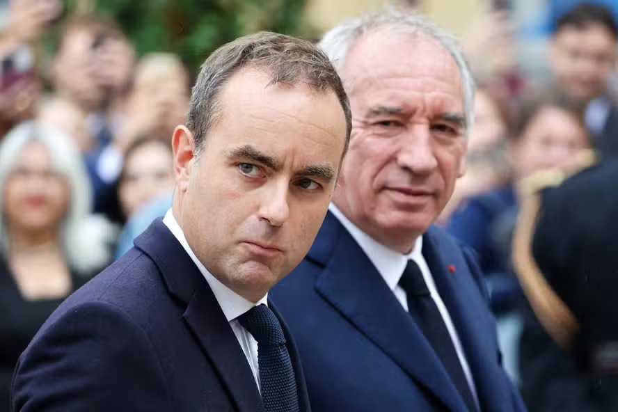 Primeiro-ministro da França renuncia menos de 30 dias após assumir cargo e aprofunda crise política no país