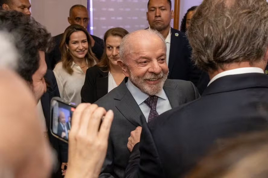 Lula a empres�rios: 'Qual a d�vida? Se voc�s tivessem de escolher entre mim e um g�nio, � uma coisa. N�o � isso que est� na mesa'
