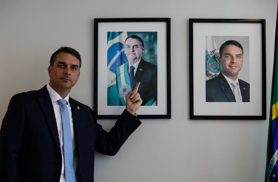Fl�vio Bolsonaro prega uni�o de presidenci�veis da direita e diz que palanque conjunto 'vai acontecer no momento certo'