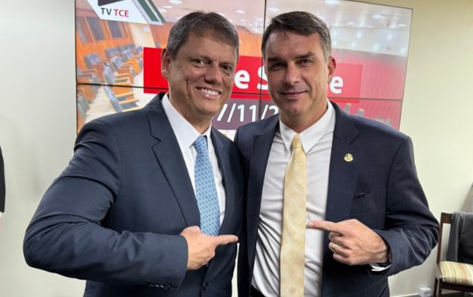Flávio anuncia que Bolsonaro o escolheu como candidato a presidente da República em 2026