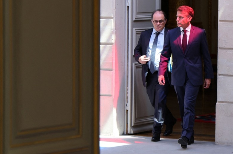Emmanuel Macron e Emmanuel Moulin brincam de 'Preço Certo' com a Maison de l'Amérique latine