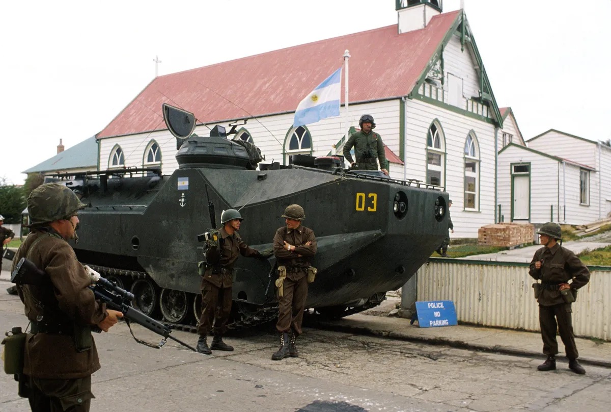 Ministro britânico responde a Milei e reafirma compromisso com Malvinas