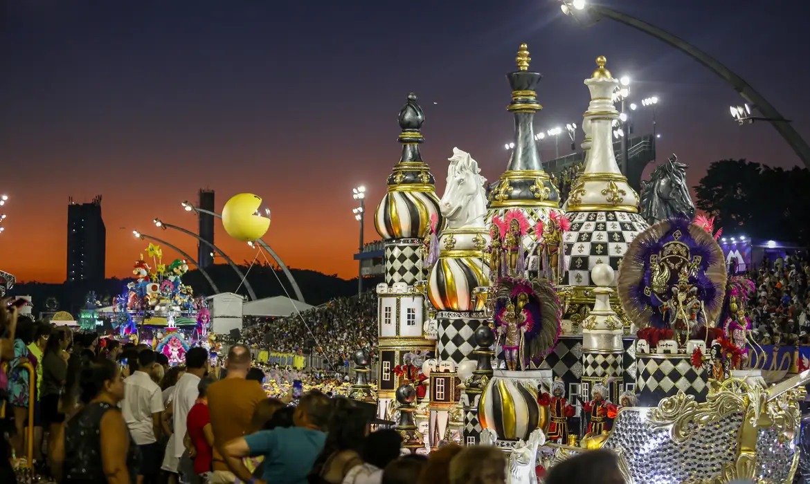 Aps 15 anos de jejum, Rosas de Ouro  novamente campe do Carnaval de So Paulo