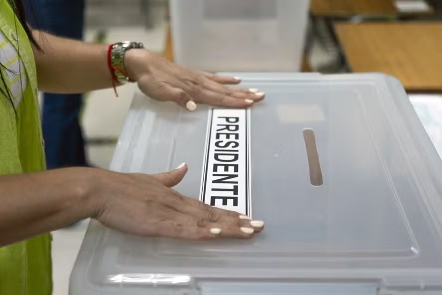 Com mais de 50% dos votos apurados, Jara e Kast se enfrentarão no segundo turno das eleições presidenciais do Chile