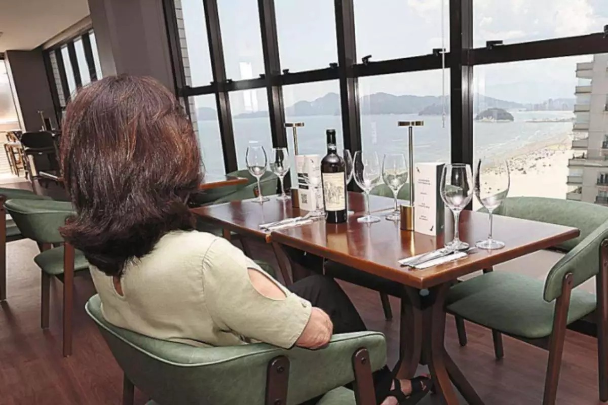 Novo rooftop gastronômico aposta em cozinha ítalo-francesa e vista da orla em Santos