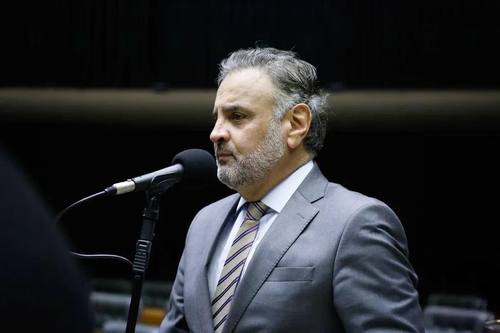 A�cio Neves desiste, e PSDB diz que n�o ter� candidato � Presid�ncia da Rep�blica