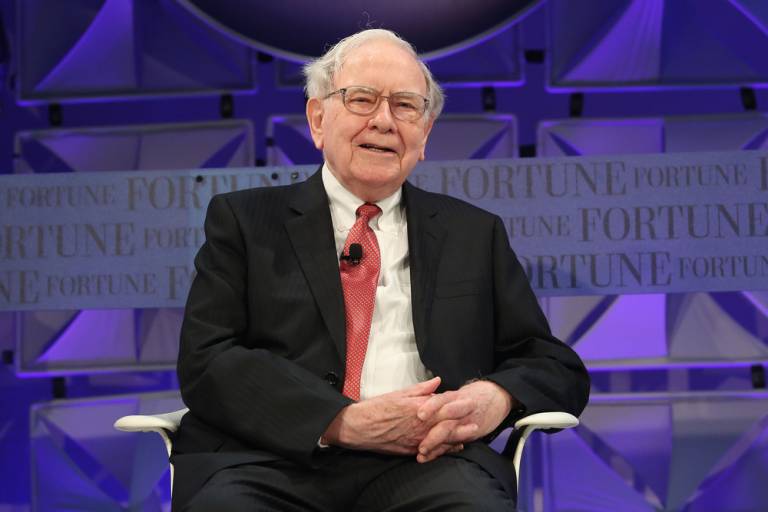 Buffett defende petroleiras, se arrepende de vender Apple e enaltece economia americana