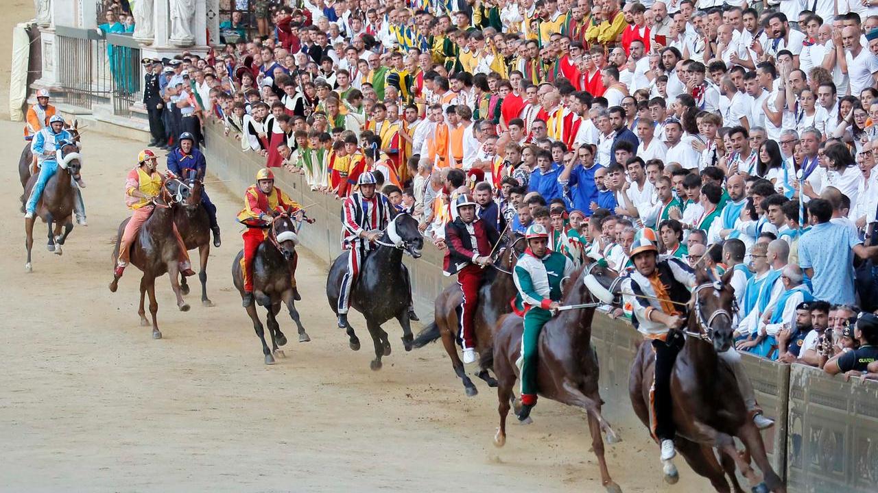 Palio di Siena 2024, vince la Lupa: la festa in piazza del Campo