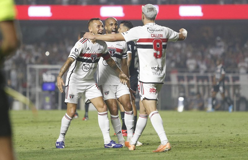 No embalo do título, São Paulo bate de virada o Corinthians no Morumbi