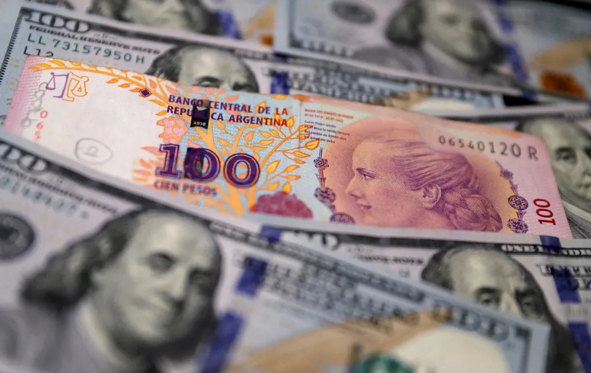 Peso argentino salta 10% aps vitria de partido de Milei em eleies
