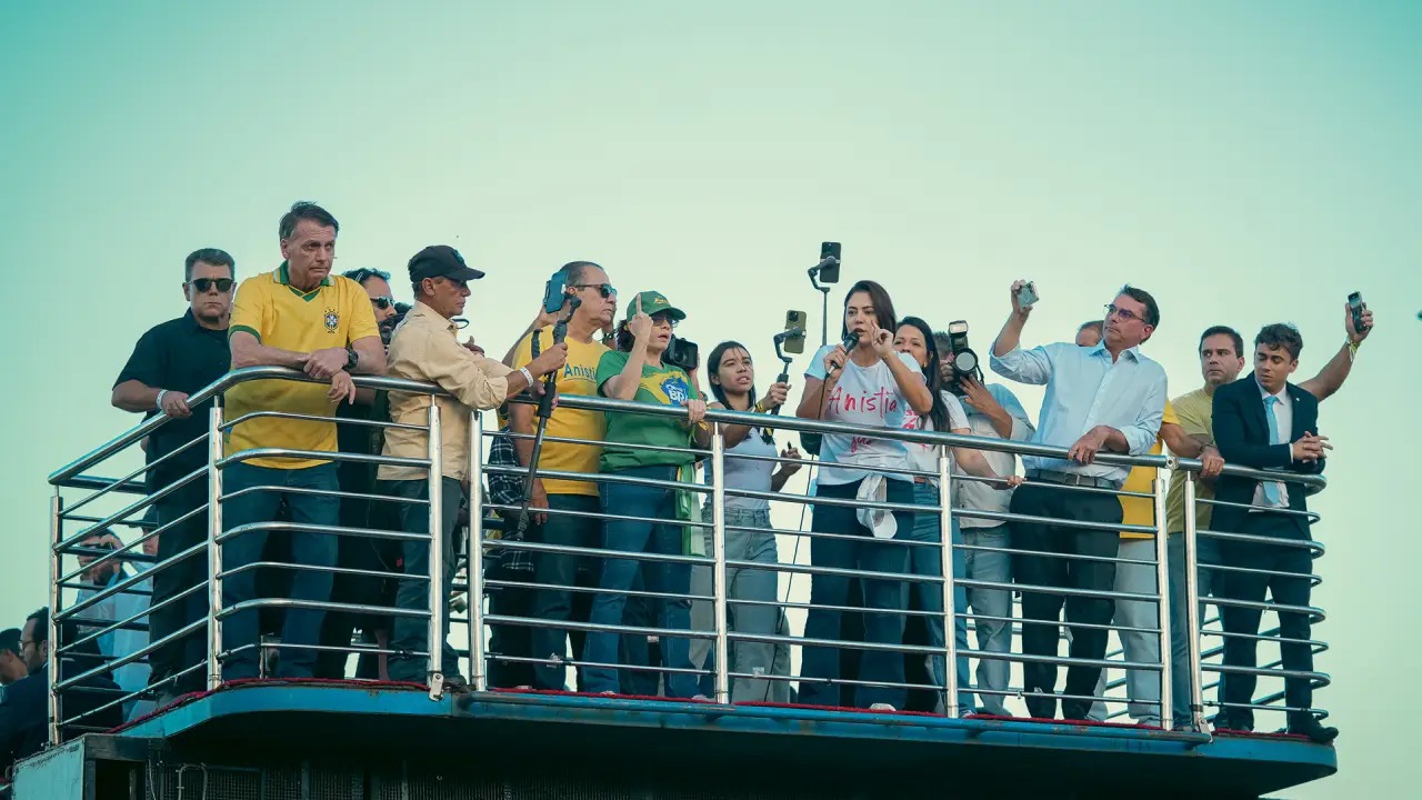 Bolsonaro aposta em Michelle para continuar no jogo poltico rumo a 2026