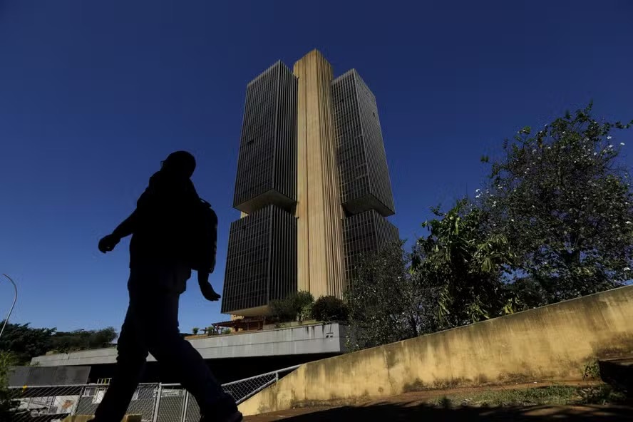 BC mantém Selic em 15% e diz que manutenção por período 'bastante prolongado' é suficiente para alcançar meta de inflação