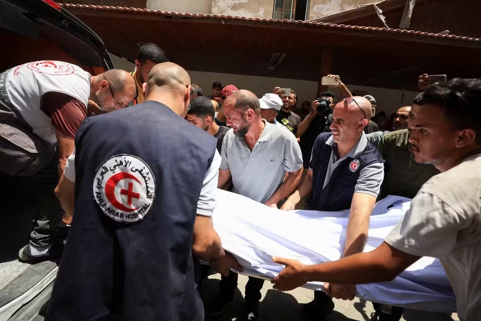 Bombardeio atinge única igreja católica de Gaza e mata 2; papa Leão XIV pede cessar-fogo