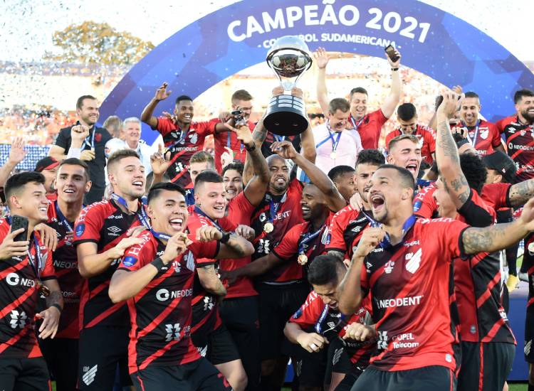Athletico PR derrota Bragantino e fica com a Copa Sul-Americana